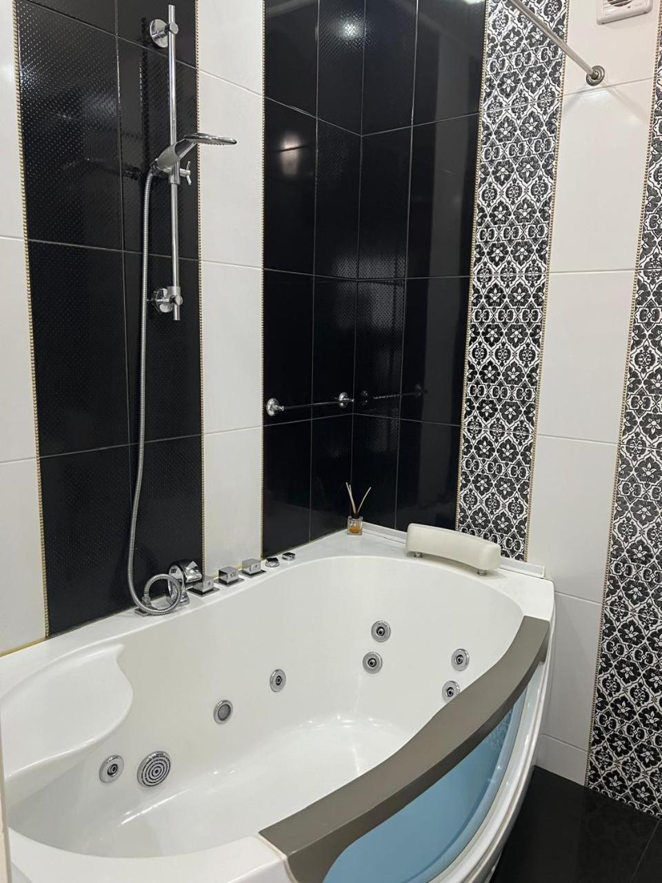 Home In Center With Jacuzzi อิวาโน-ฟรานกิฟสเก ภายนอก รูปภาพ